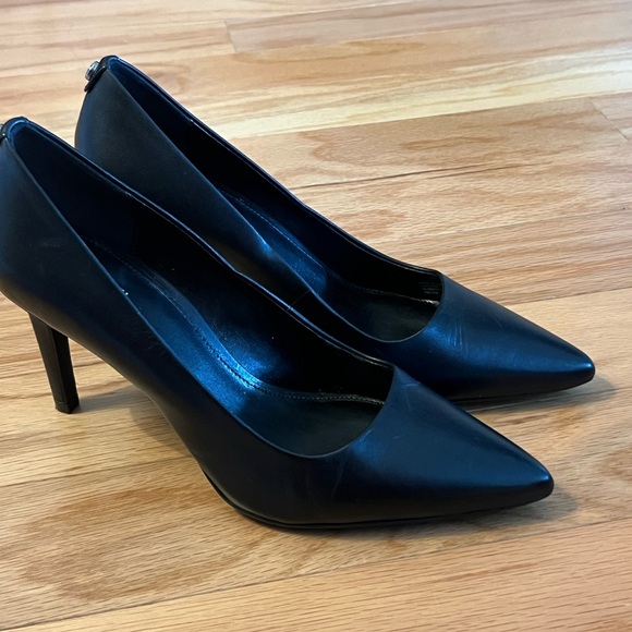 Michael Kors Dorothy Flex Leather Pump - Picture 9 of 12